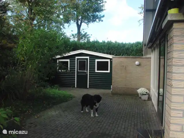 In de tuin staat een tuinhuisje waar u de tuinmeubelen kunt vinden en uw fiets kunt stallen